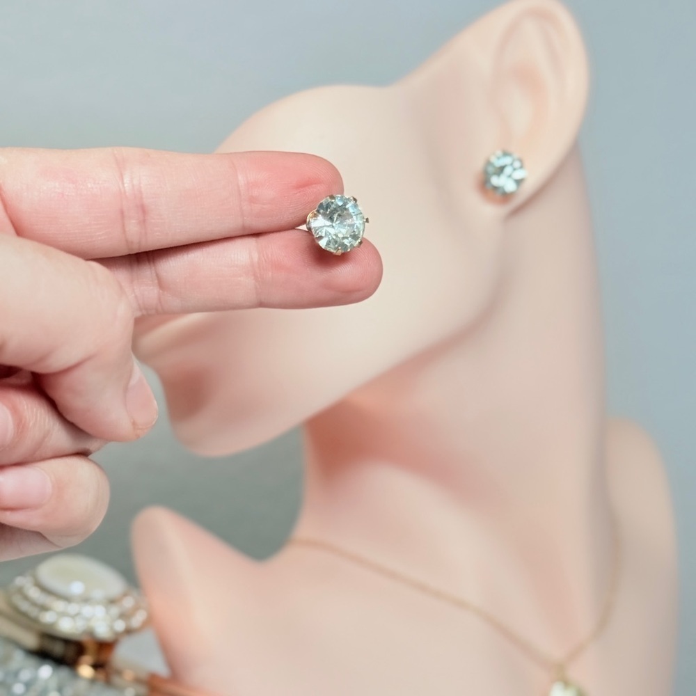 ⚜️ Elegant Silver Stud Earrings